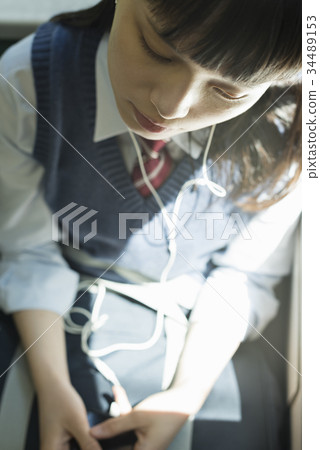 上學校火車的高中女孩 上學校火車的高中女孩 34489153