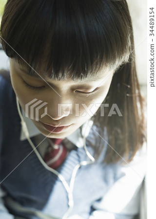 上學校火車的高中女孩 上學校火車的高中女孩 34489154