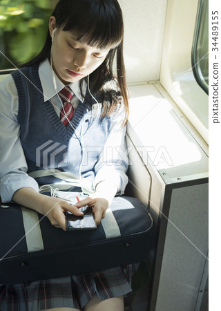 上學校火車的高中女孩 上學校火車的高中女孩 34489155