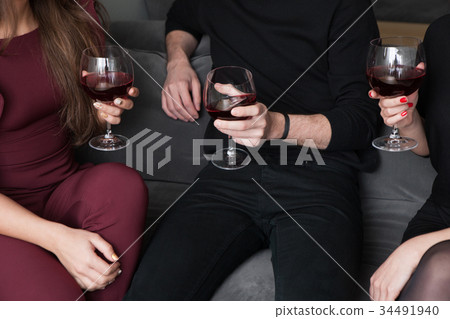 Relaxed friends company. Celebration with drinks 34491940