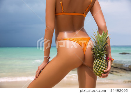 Sporty back of a beautiful woman in bikini Sporty back of a beautiful woman in bikini 34492095