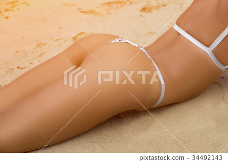 Sporty back of a beautiful woman in bikini Sporty back of a beautiful woman in bikini 34492143