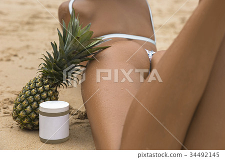 Sporty back of a beautiful woman in bikini Sporty back of a beautiful woman in bikini 34492145