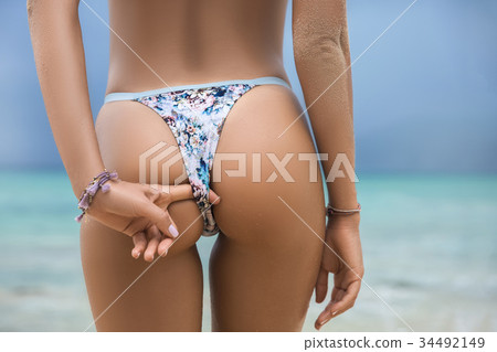 Sporty back of a beautiful woman in bikini 34492149