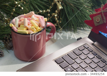 Working during Christmas and New Year holidays Working during Christmas and New Year holidays 34493254