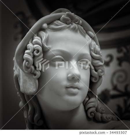 Head and shoulders detail of the ancient sculpture 34493307