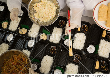 生產午餐和午餐 生產午餐和午餐 34495425