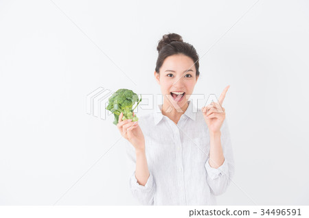 Woman with broccoli Woman with broccoli 34496591