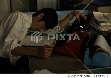 昭和辦公室工作人員加班 34499884