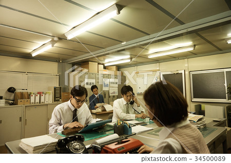 昭和辦公室工作人員加班 34500089