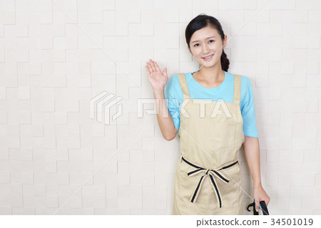 一個圍裙的女人 34501019