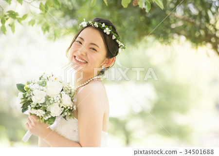 Woman in wedding dress Woman in wedding dress 34501688