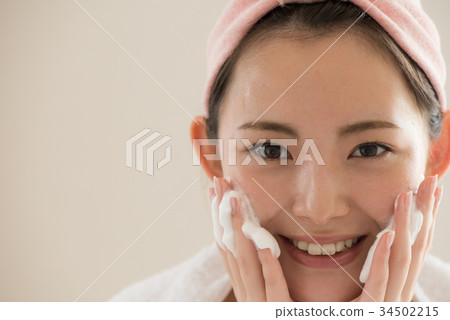 洗臉美容年輕女子 洗臉美容年輕女子 34502215