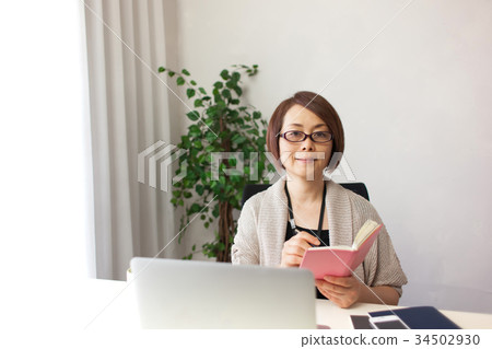 Casual Business Woman Middle Casual Business Woman Middle 34502930
