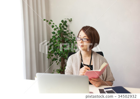 Casual Business Woman Middle Casual Business Woman Middle 34502932