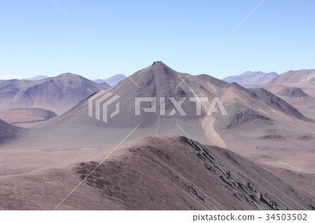 阿塔卡馬高地，智利北部陽光充足的地區，阿塔卡馬高地的沙漠地區和美麗的夏季安第斯山脈 34503502