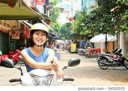 越南婦女和自行車在河內 34503555