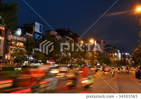 旅行在晚上的摩托車在河內，越南 34503565