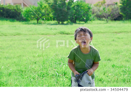 A boy who cries at the park 34504479