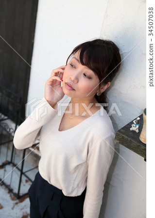流浪的眼睛年輕女子 34507038