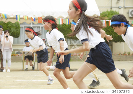 跑在運動會的小學學生 34507275