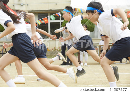 跑在運動會的小學學生 跑在運動會的小學學生 34507277