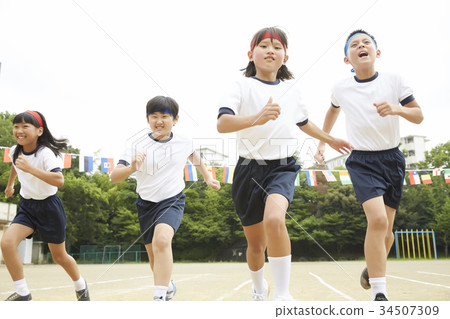 Elementary school student running at athletic meet 34507309