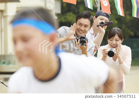 A guardian who shoots at an athletic meet 34507311