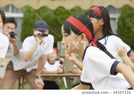 Elementary school student running at athletic meet 34507316