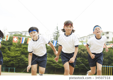 Elementary school student running at athletic meet 34507318