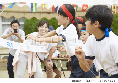 跑在運動會的小學學生 34507334