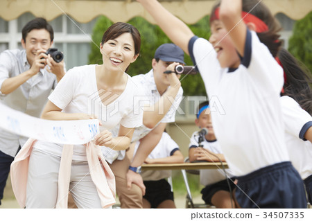 一個在運動會上射擊的守護者 34507335