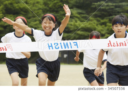 Elementary school student running at athletic meet 34507336