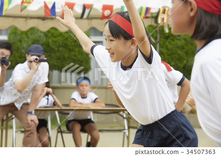 跑在運動會的小學學生 34507363