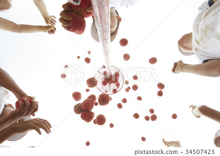 小學生在運動會上穿上球 34507423