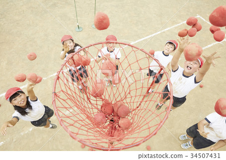 小學生在運動會上穿上球 34507431