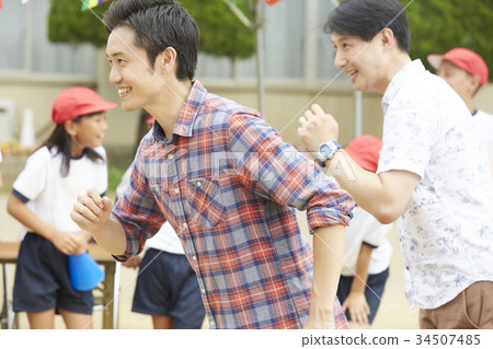 參加運動會的父母 參加運動會的父母 34507485