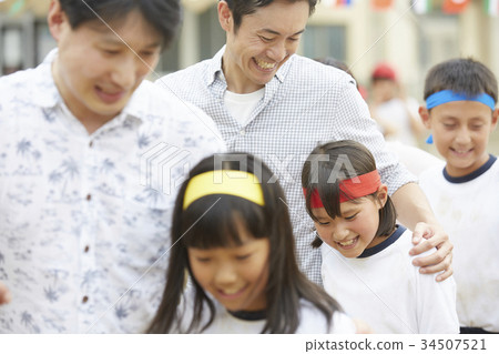 運動日父母和兩個人三腳架 34507521