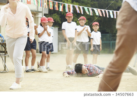 參加運動會的父母 參加運動會的父母 34507663