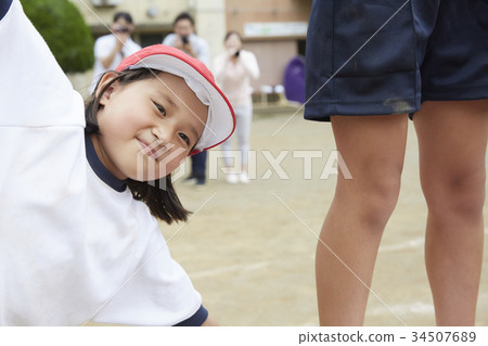 Elementary school students doing gymnastics Elementary school students doing gymnastics 34507689