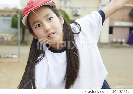 Elementary school students doing gymnastics 34507742
