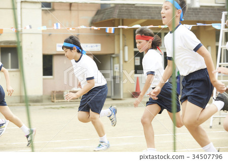 跑在運動會的小學學生 跑在運動會的小學學生 34507796