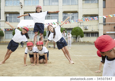 Elementary school students doing gymnastics 34507847