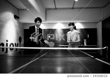 Couple playing table tennis 34508018