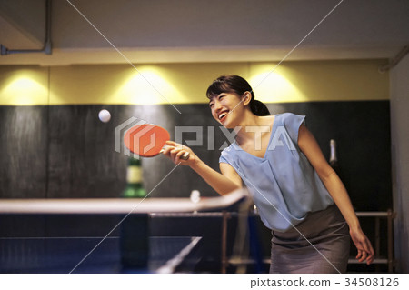 A woman who plays table tennis 34508126