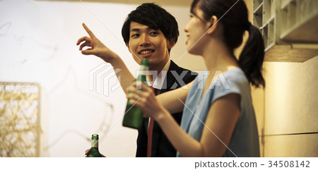 Ping pong bar couple 34508142