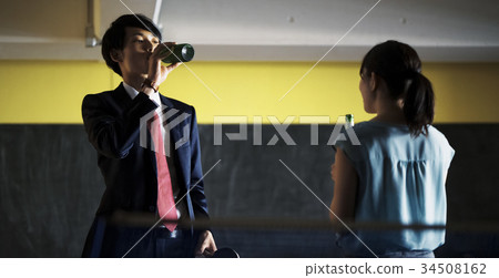 Ping pong bar couple 34508162