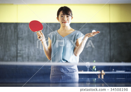 A woman who plays table tennis 34508198