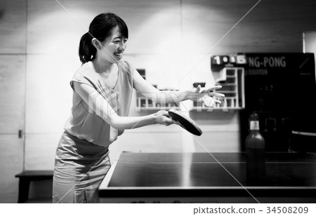 A woman who plays table tennis 34508209