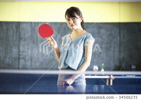 A woman who plays table tennis 34508235